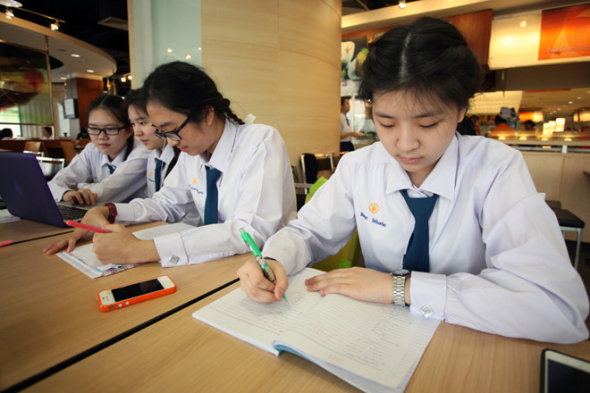 Học sinh Thái Lan thi môn giáo dục giới tính.