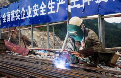 Công nhân tại công trường xây dựng đập thủy điện Nam Tha 1 do một công ty Trung Quốc làm nhà thầu