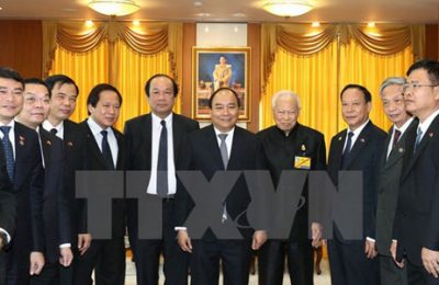 Chủ tịch Hội đồng cơ mật Thái Lan, thứ tư từ phải sang, đón Thủ tướng Nguyễn Xuân Phúc. Ảnh: TTXVN.