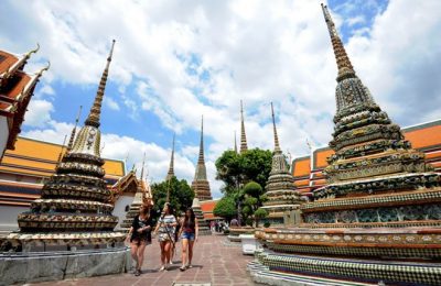 Khách du lịch thăm một ngôi đền ở thủ đô Bangkok