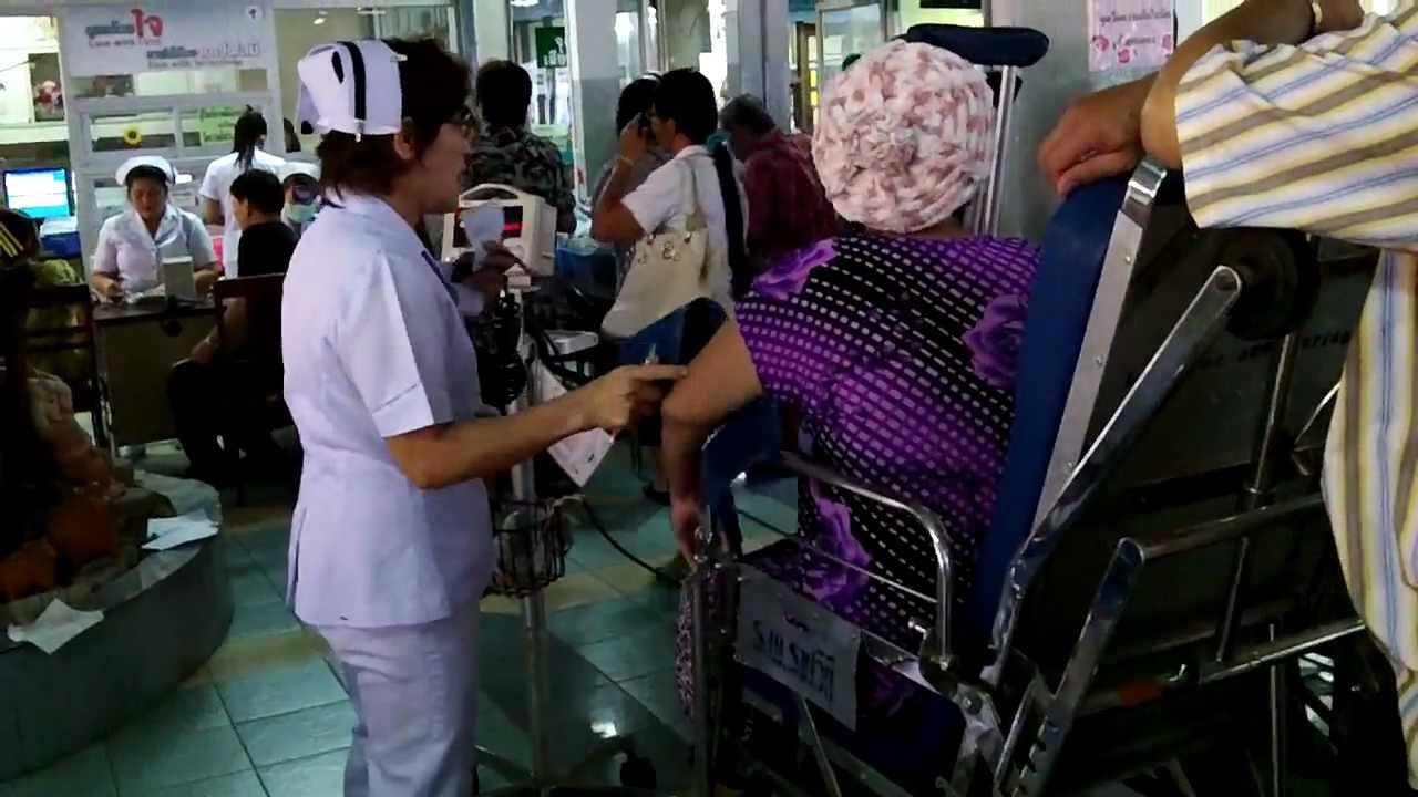 bệnh nhân và y tá tại bệnh viện
