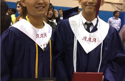 Dương Đình Khải (bên trái) trong ngày tốt nghiệp