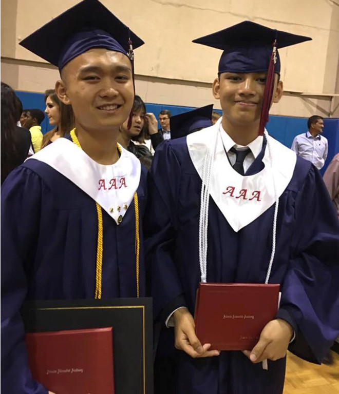 Dương Đình Khải (bên trái) trong ngày tốt nghiệp