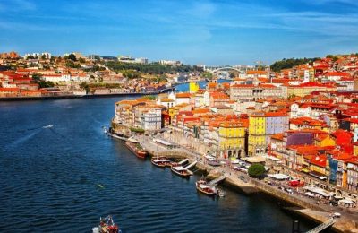 Thủ đô Lisbon nổi tiếng thu hút nhiều khách du lịch, và có mức sống cao hơn không đáng kể so với các thành phố khác tại Bồ Đào Nha