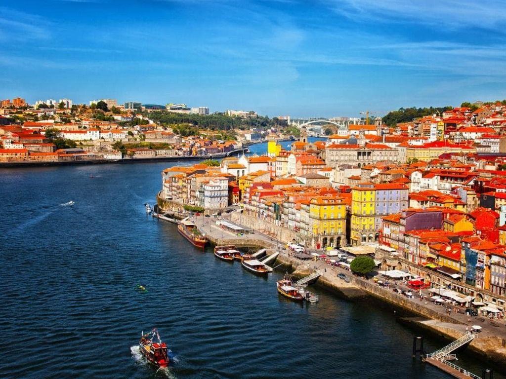 Thủ đô Lisbon nổi tiếng thu hút nhiều khách du lịch, và có mức sống cao hơn không đáng kể so với các thành phố khác tại Bồ Đào Nha