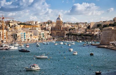 Định cư tại Malta.