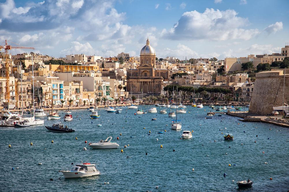 Định cư tại Malta.