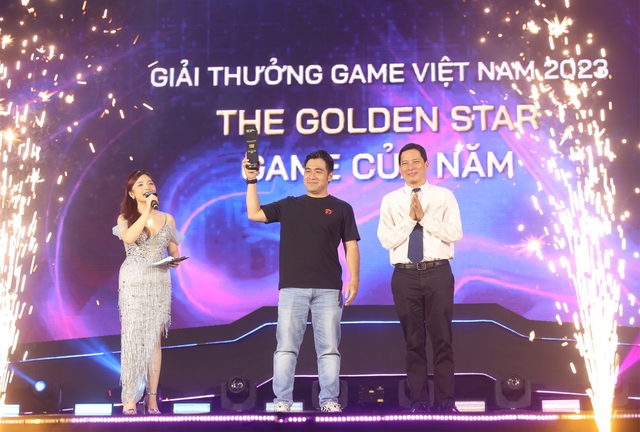 Ông Lê Quang Tự Do - Cục trưởng Cục PTTH&TTĐT, Bộ TT&TT, Trưởng BTC Ngày hội Game Việt Nam 2023 trao cúp cho đại diện nhà phát hành Free Fire - trò chơi giành giải nhất hạng mục Game của năm tại VGA 2023