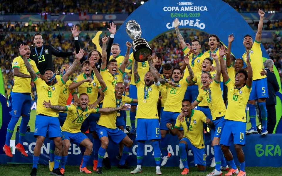 Neymar cùng đội tuyển Brazil ăn mừng chức bô địch