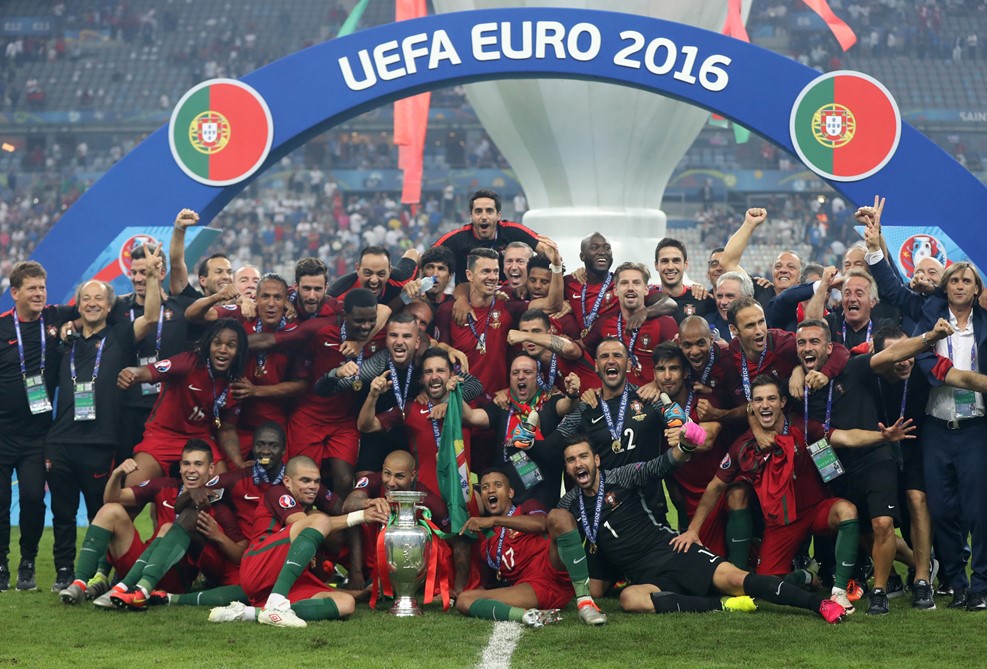 Niềm vui sướng của cả tập thể Bồ Đào Nha sau khi lên ngôi vô địch Euro 2016 đầy kịch tính trước Pháp