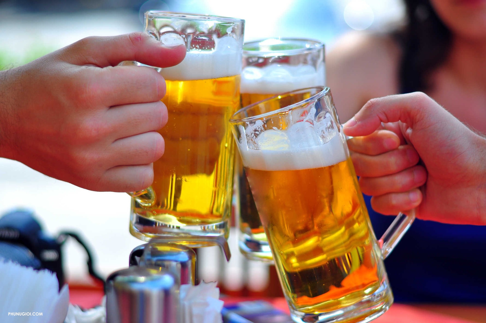 Uống bia nhiều gây cho cơ thể nóng và mồ hôi tiết ra nhiều hơn
