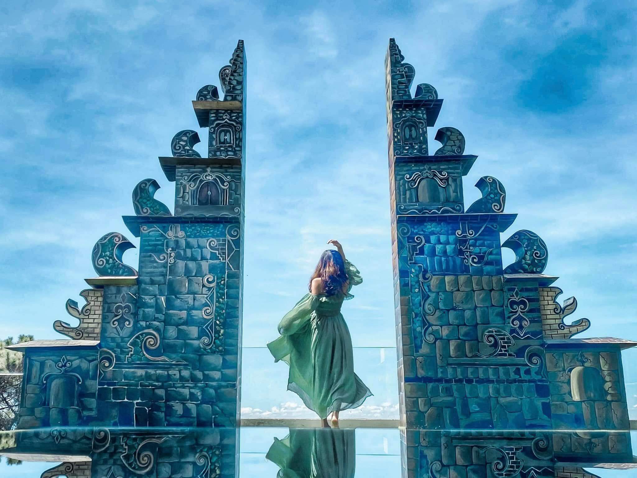 Một tấm hình chụp một cô gái đứng ở giữa 2 ngọn tháp