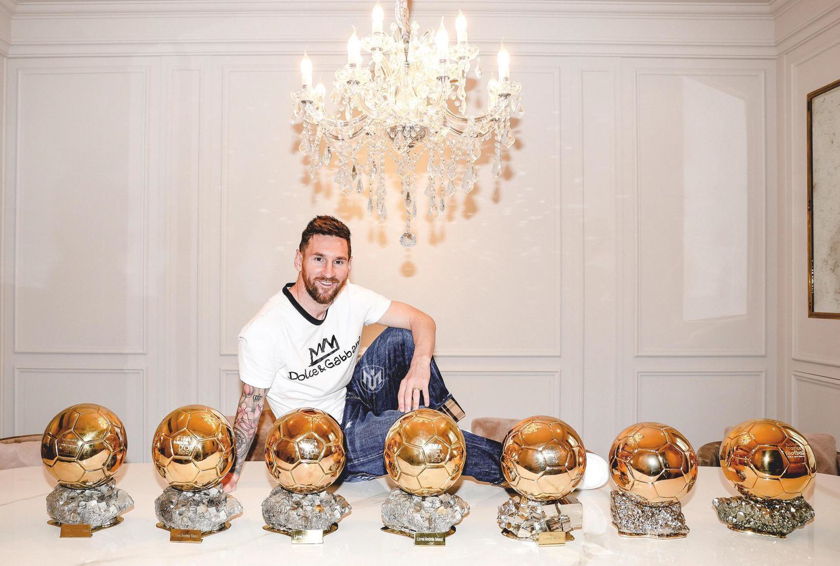 Bức ảnh Messi cùng 7 quả bòng vàng thế giới