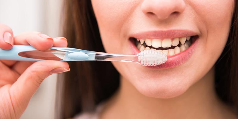 Thường xuyên đánh răng để tránh các thức ăn bám lại gây mùi khó chịu