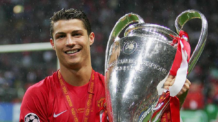 Cristiano Ronaldo cầm trên tay chiếc Cup Champion league đầu tiền trong sự nghiệp bóng đá