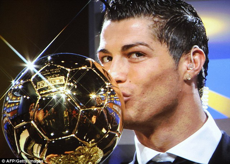 Đây là quả bóng vàng đầu tay của Cristiano Ronaldo sau khi vừa vô địch champion cùng Manchester United